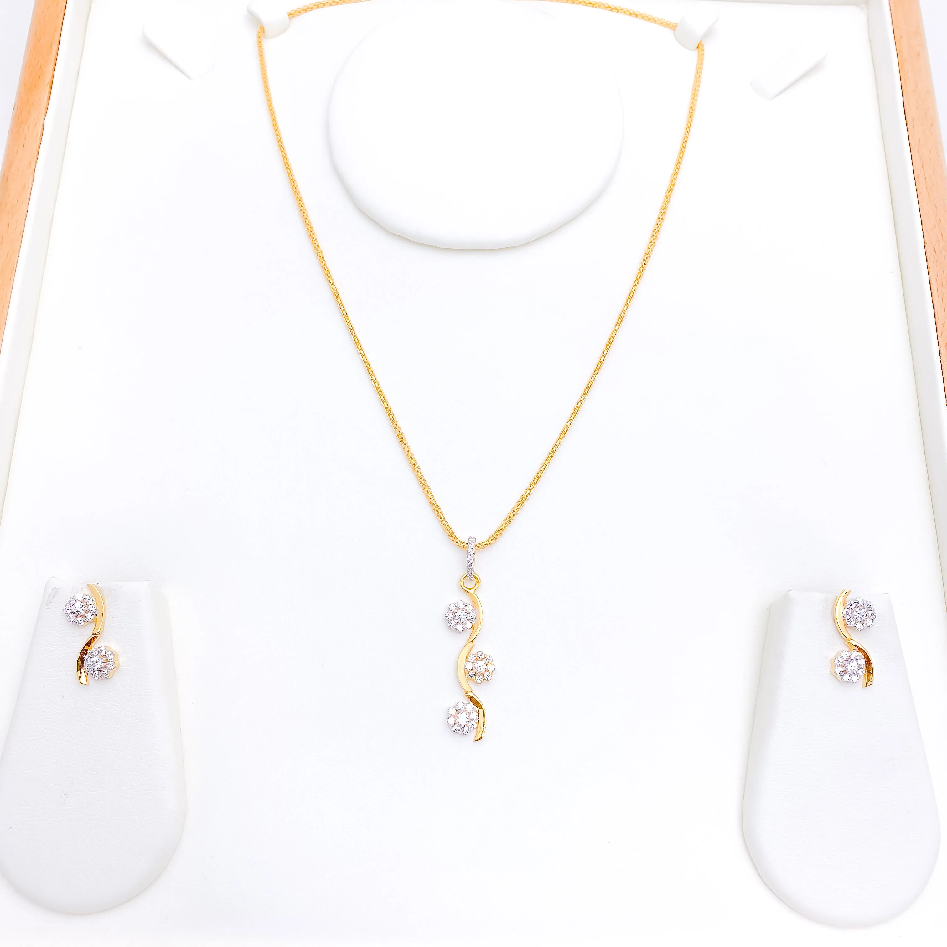 Attractive Drop Flower Pendant Set