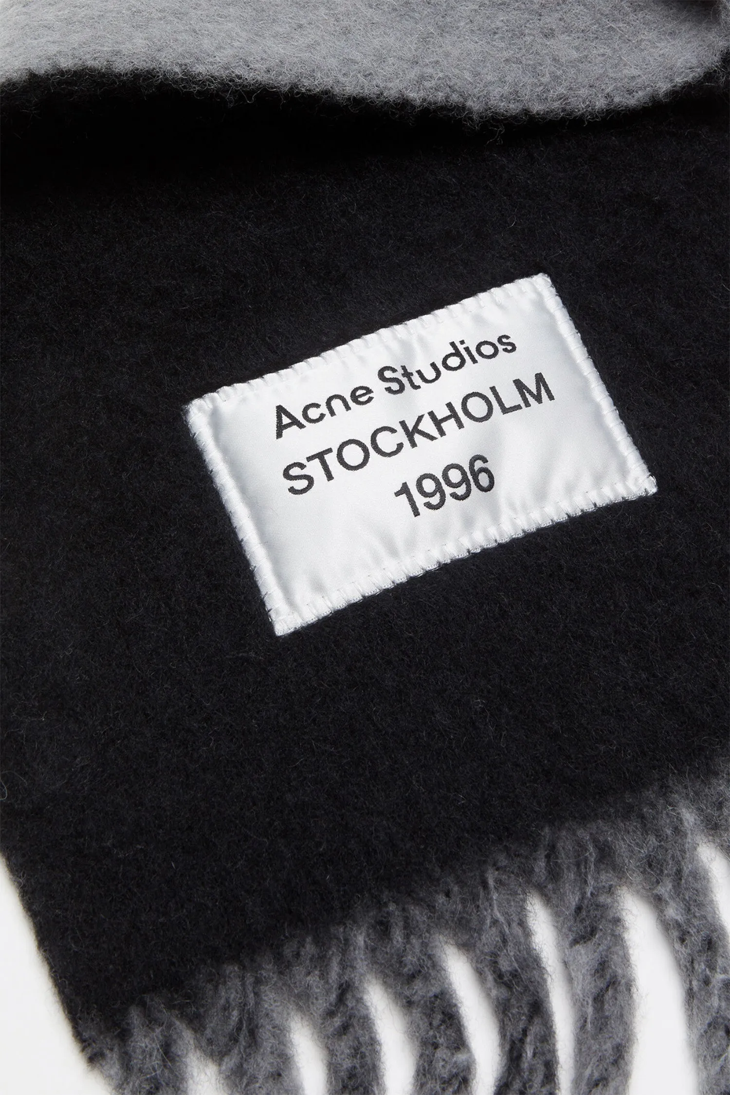 Fringed Logo Label Scarf Black/Grey