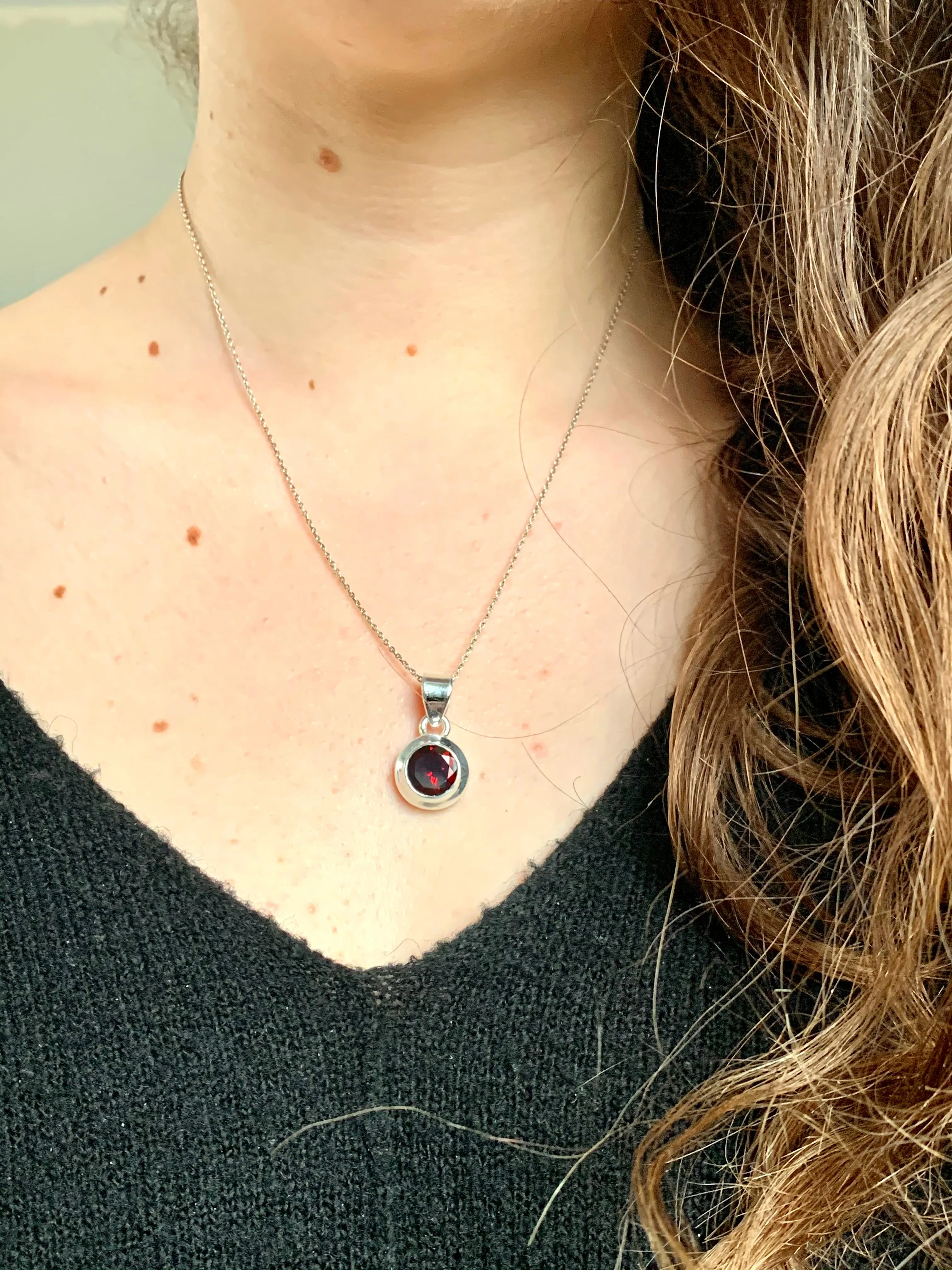 Garnet Ansley Pendant - Round