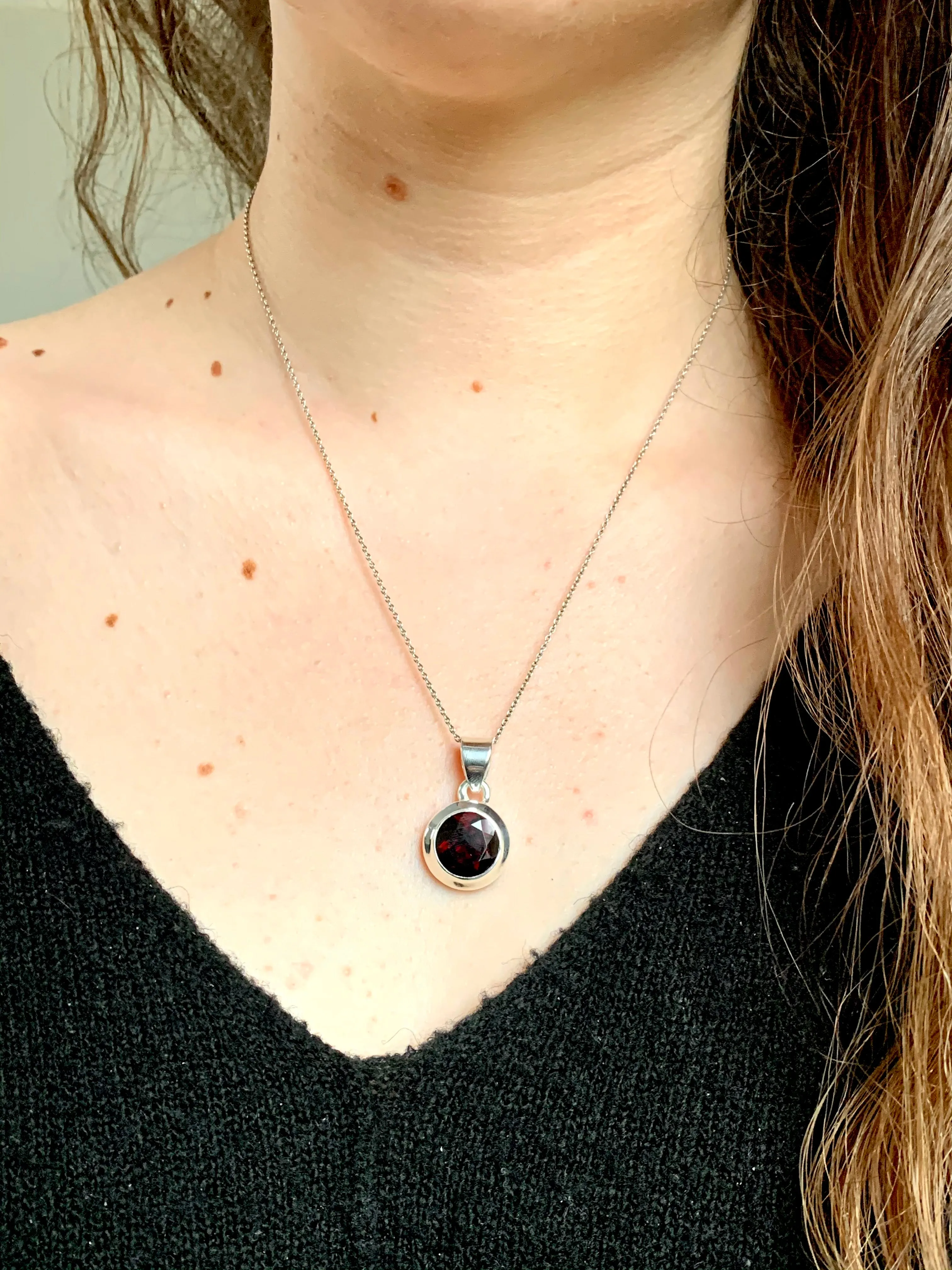 Garnet Ansley Pendant - Round